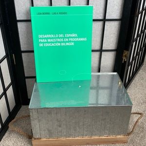 Teacher resource book :Desarollo del Español para maestros en programas bilingüe